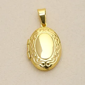 Detailansicht eines goldenen ovalen Medaillons mit eleganten Vintage-Gravuren