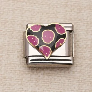 Détail d'un charm en cœur d'acier inoxydable avec motif tête de mort violet pour DIY.