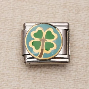 Détail d'un charm italien en acier inoxydable avec trèfle à quatre feuilles pour bracelets DIY.