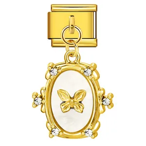 Detailopname van een vergulde vlinderbedel voor Italiaanse modulaire bedelarmbanden.