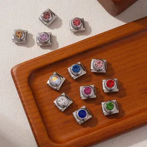 Primo piano di charm modulari italiani in acciaio inossidabile con pietre colorate