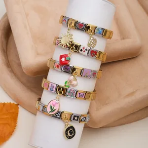 Détail de bracelets à breloques italiens modulables en or et argent avec des charms