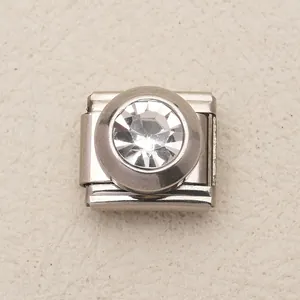 Dettaglio di un charm italiano in acciaio inossidabile con grande strass rotondo trasparente