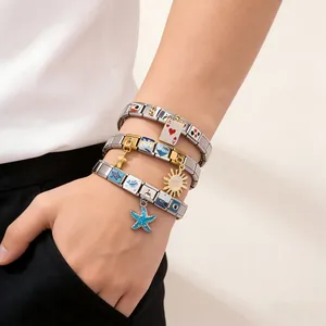 Gros plan de bracelets italiens à breloques en acier inoxydable avec divers pendentifs