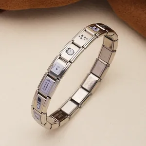Primer plano de pulsera de dijes italiana de acero inoxidable con eslabones DIY variados