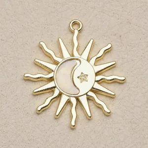 Detailansicht eines glänzenden Gold-Sonne-Mond-Sterne-Anhängers für DIY-Schmuck