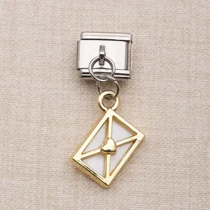 Vue détaillée d'un pendentif enveloppe doré avec cœur pour bracelet à maillons italiens