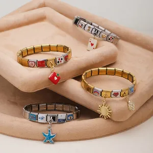 Vue rapprochée de quatre bracelets modulaires italiens en acier inoxydable avec divers charms.