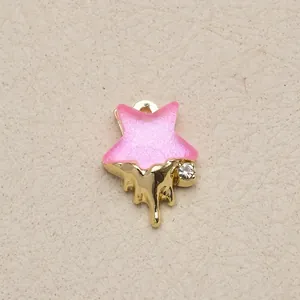 Nahaufnahme von rosa Glitzer-Sternanhänger mit tropfendem Golddetail für DIY-Schmuck