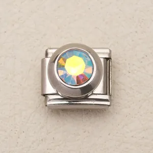 Dettaglio ravvicinato di un modulo per bracciale italiano in acciaio con cristallo arcobaleno