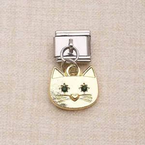 Gros plan détaillé d'un pendentif tête de chat doré avec des yeux en cristal vert