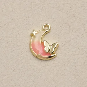 Detailaufnahme Goldener Mondanhänger mit Schmetterling und rosa Emaille