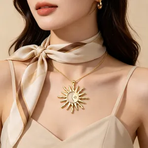 Elegante goldene Halskette mit Sonnen Mond und Stern Anhänger im schönen Boho-Stil