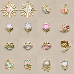 Sammlung von vergoldeten Kupferanhängern mit Himmels- und Tiermotiven für DIY-Schmuck