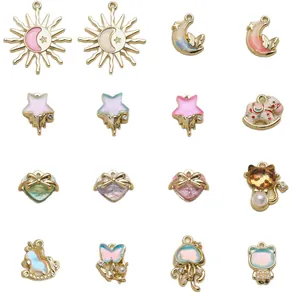 Sortierte goldene Sonnen Mond Stern Einhorn Herz Anhänger für kreativen DIY Schmuckbau.