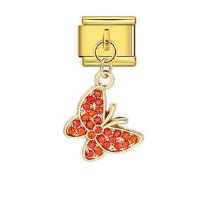 Detailansicht goldener Schmetterling-Charm mit roten Kristallen für italienisches Armband