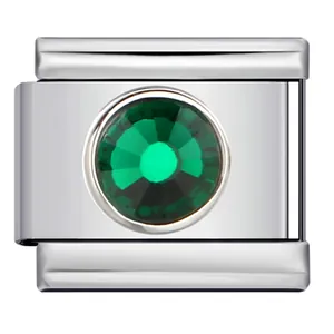 Primo piano di un charm modulare italiano Y2K in acciaio inox con cristallo verde