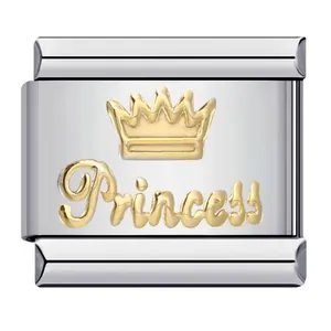 Primo piano di corona dorata e scritta Princess su ciondolo modulare in acciaio inossidabile