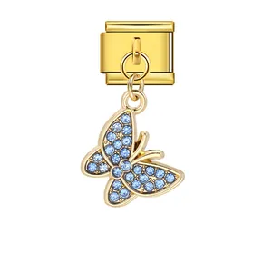 Nahaufnahme eines goldenen italienischen Modul-Charms mit blauem Kristall-Schmetterling