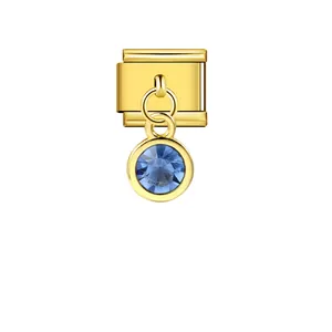 Vista dettagliata del charm italiano dorato con un pendente rotondo in pietra blu