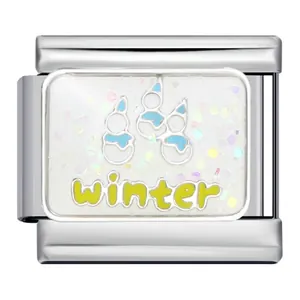 Gros plan d'un maillon de charme modulaire avec bonhomme de neige et texte 'winter'