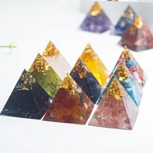 Vista detallada de pirámides de Orgón de 3cm con varios chips de cristal natural y oro.