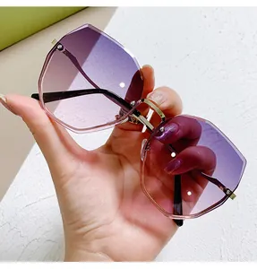 Primer plano de gafas de sol octagonales sin montura con lentes de degradado violeta