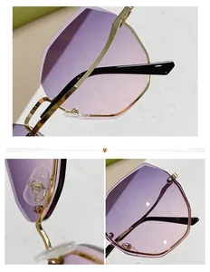Detalles de gafas de sol sin montura con degradado violeta y marco dorado