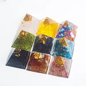 Set de nueve pirámides de resina de cristal natural de 3cm con puntas de pan de oro
