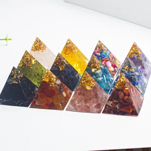 Colección de pirámides artesanales de 3cm en resina, cristales naturales y oro.