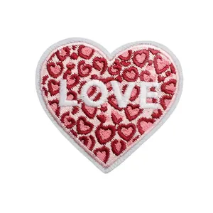 Herzförmiger Stickaufpatch mit rotem Leopardenmuster und weißem LOVE-Schriftzug