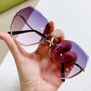 Gafas de sol oversize sin montura con lentes geométricas degradadas en color púrpura