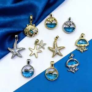 Gedetailleerde weergave van diverse oceaan-hangers van koper met blauwe hars