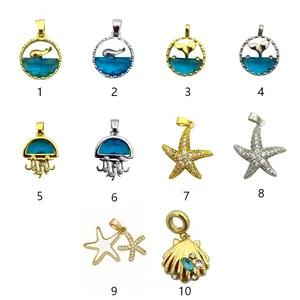 Collectie van koperen oceaanhangers met zeester-, schelp- en kwallenmotieven voor DIY.