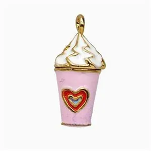 Dettaglio di un ciondolo a forma di coppa di gelato rosa con motivo a cuore e panna bianca.
