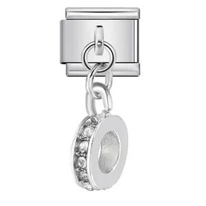 Detail van Italiaanse modulaire armbandbedel met CZ-ingelegde hangende kraal element