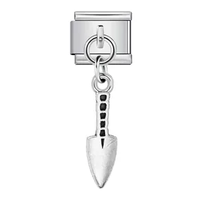 Gros plan d'un charm modulaire italien en acier inoxydable avec pendentif pelle