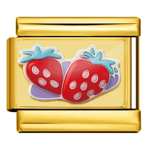 Primer plano de un eslabón de pulsera italiana dorado con fresas de esmalte de colores