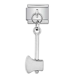 Détail d'un charm modulaire italien en acier inoxydable avec pendentif hache