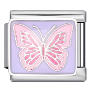 Détail macro d'un lien de bracelet italien en acier avec motif de papillon rose