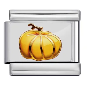 Detalle de abalorio modular italiano con diseño de calabaza dorada para joyería DIY