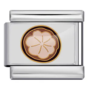 Vista detallada de un charm italiano de acero inoxidable con un diseño de mangostán