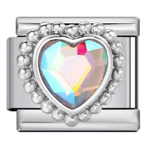 Dettaglio di charm italiano a cuore in acciaio inox con zircone cangiante
