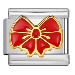 Détail d'un maillon de bracelet italien en acier avec un nœud rouge et doré.
