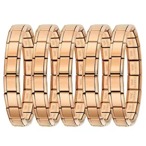 Vista ravvicinata di 5 bracciali oro rosa con maglie incise in acciaio inossidabile.
