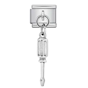 Vue rapprochée du pendentif tournevis sur un maillon de bracelet italien en acier