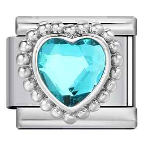 Vista dettagliata del charm a cuore in zircone turchese con bordo perlato in argento
