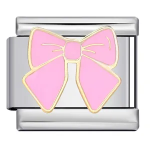 Gros plan d'un charm nœud en émail rose pour bracelet modulaire italien en acier inoxydable