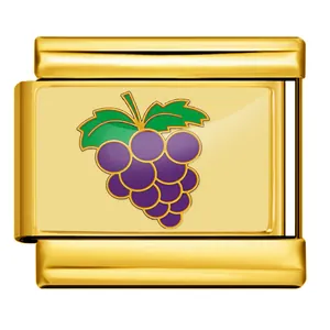 Vista detallada de un charm modular dorado de acero inoxidable con uvas moradas