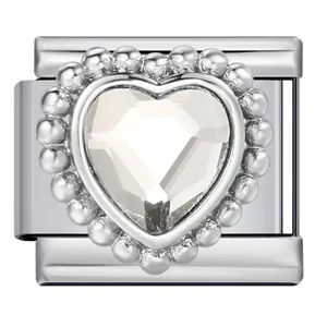 Dettaglio ravvicinato di charm italiano a forma di cuore con zircone bianco in acciaio